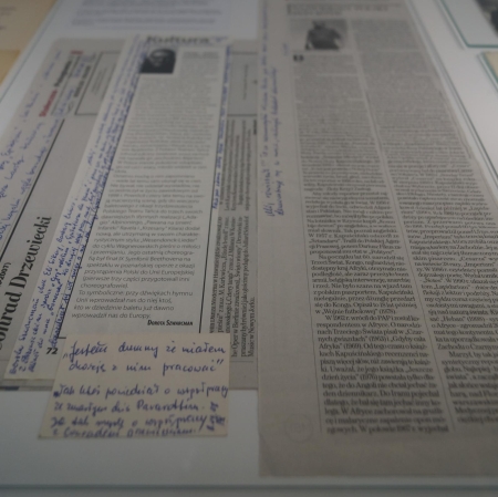 archiwalia w gablotach