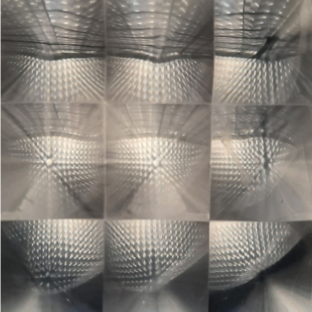 rozmyta fotografia stanowiąca kolaż, szklany obiekt widoczny pod różnymi kątami