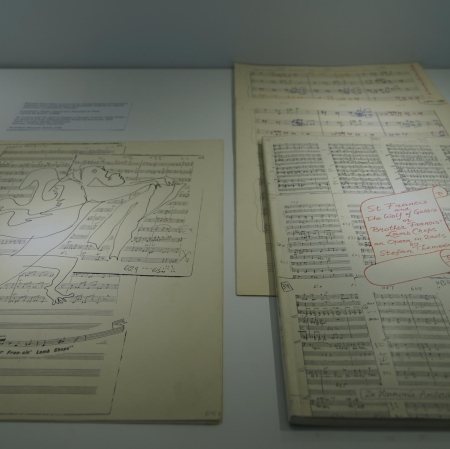 archiwalia w gablotach