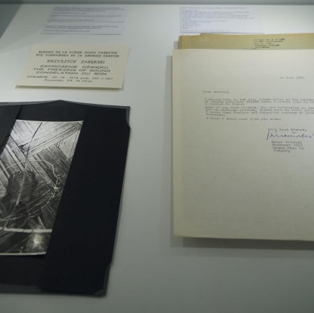 archiwalia w gablotach