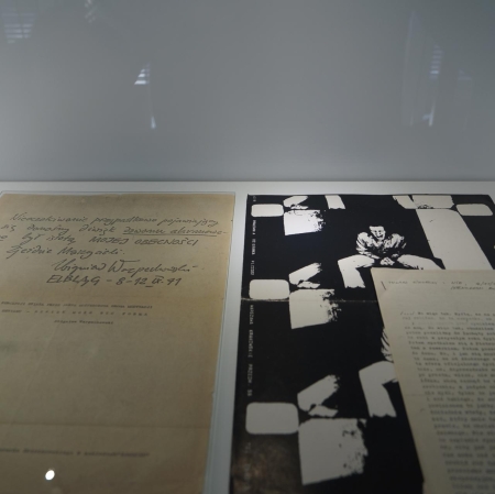 archiwalia w gablotach