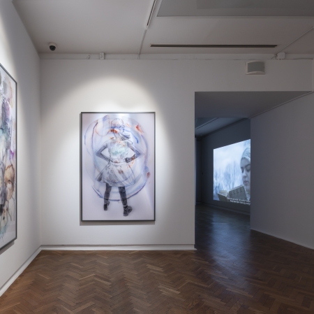 widok wystawy, po lewej stronie i na wprost powieszone wydruki soczewkowe