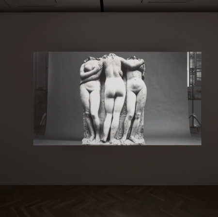 kadr z filmu przestawiający rzeźbę "trzy gracje"