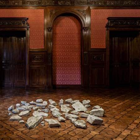 kamienie ułożone w przestrzeni wystawy