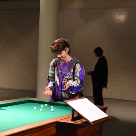 Osoba stojąca przy stole do gryi przygotowująca się do rzutu. 