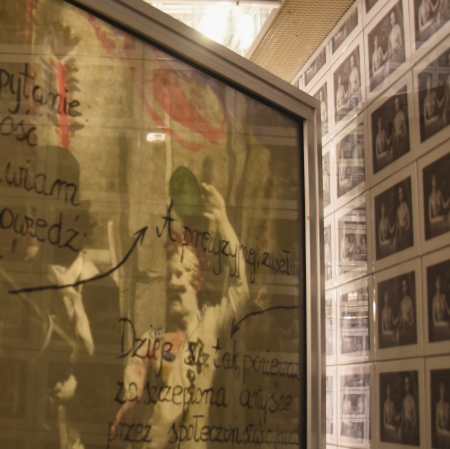 Fotografia wnętrza instalacji czysta sztuka 