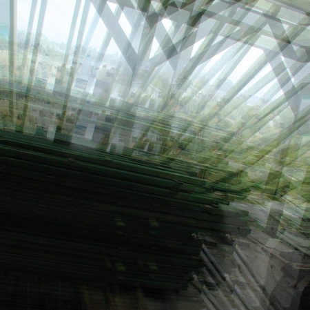 rozmyta fotografia, widok na belki dachowe