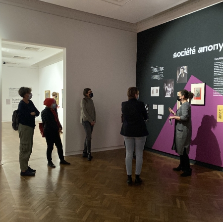 Oprowadzanie Joanny Szupińskiej po wystawie "Awangardowe muzeum"