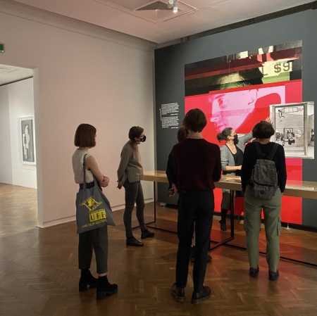 Oprowadzanie Joanny Szupińskiej po wystawie "Awangardowe muzeum"