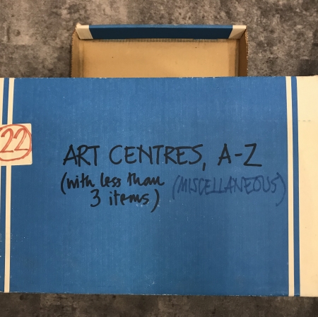 Niebieska okładka z czarnymi napisami