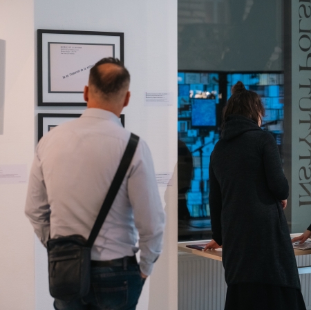 kilka osób w przestrzeni wystawy.