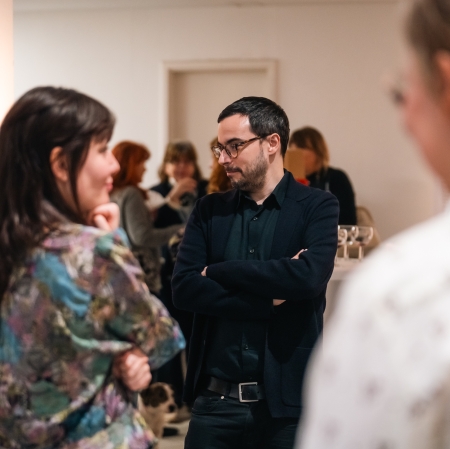 kilka osób w przestrzeni wystawy. 