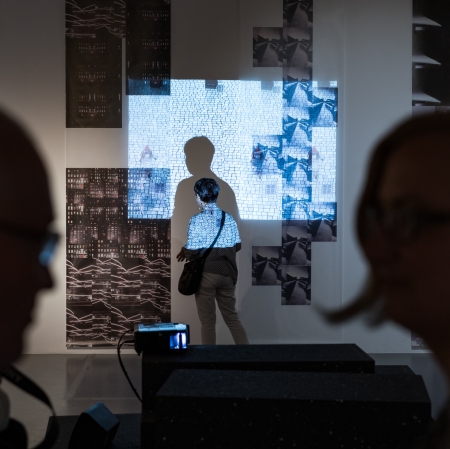 Kilka osób w przestrzeni wystawy.