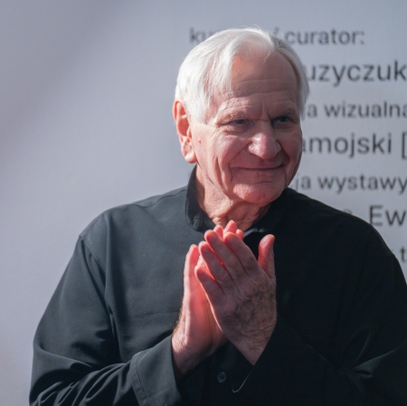 Osoba klaszcząca dłońmi