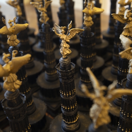 zbliżenie na miniaturowe pomniki