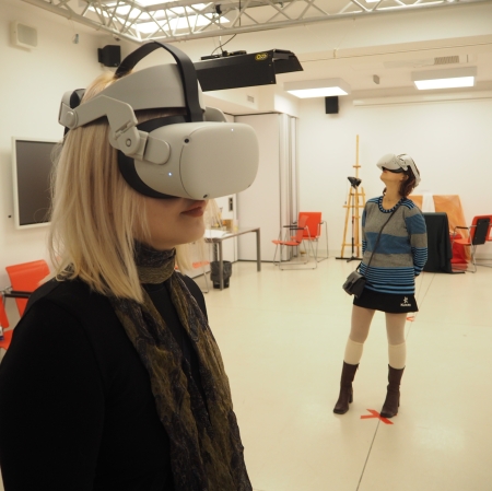 Osoby korzystające z googli vr spacerują w przestrzeni sali edukacyjnej