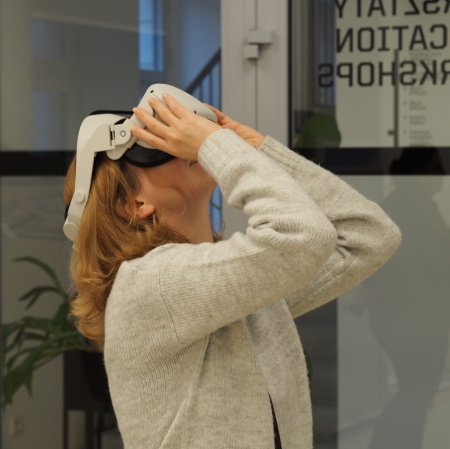 Osoba korzystająca z googli vr podnosi głowę do góry 