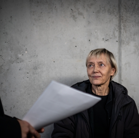 artystka Jadwiga Sawicka na tle betonowej ściany