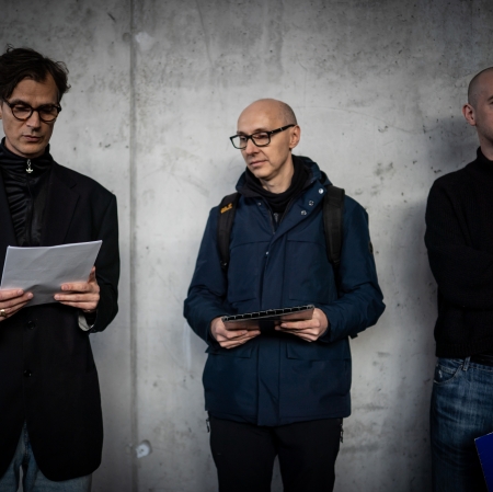 Marin Polak, Łukasz Ogórek, Tomasz Załuski na tle betonowej ściany przemawiający podczas otwarcia