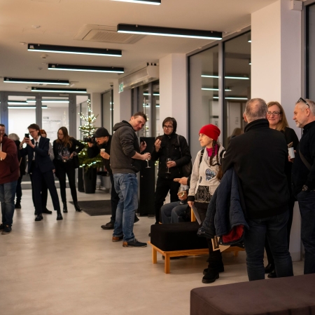 kilkanaście osób w foyer